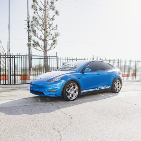 Deep Blue Metallic Tesla Model Y – UP CYBRHEX Forged Wheels in Satin Titanium