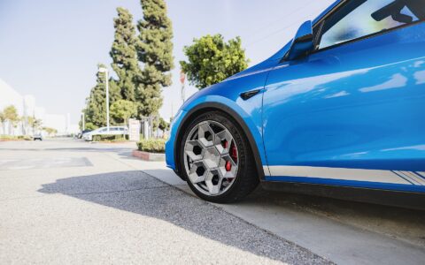 Deep Blue Metallic Tesla Model Y - UP CYBRHX Wheels in Satin Titanium