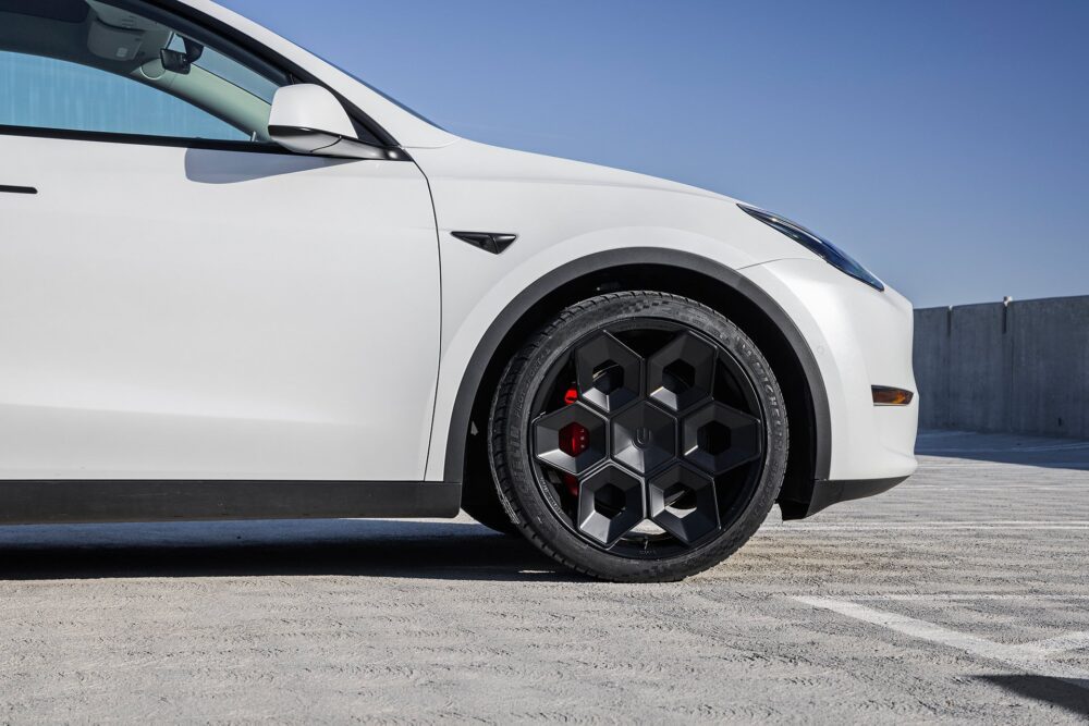White Tesla Model Y Performance – CYBRHEX Forged Wheels in Satin Black