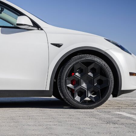 White Tesla Model Y Performance – CYBRHEX Forged Wheels in Satin Black