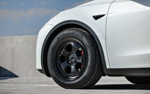 Tesla Model Y 18 inch UP.FIT Forged PD Wheel and Tire Package Satin Black Unplugged Performance Image (3)
