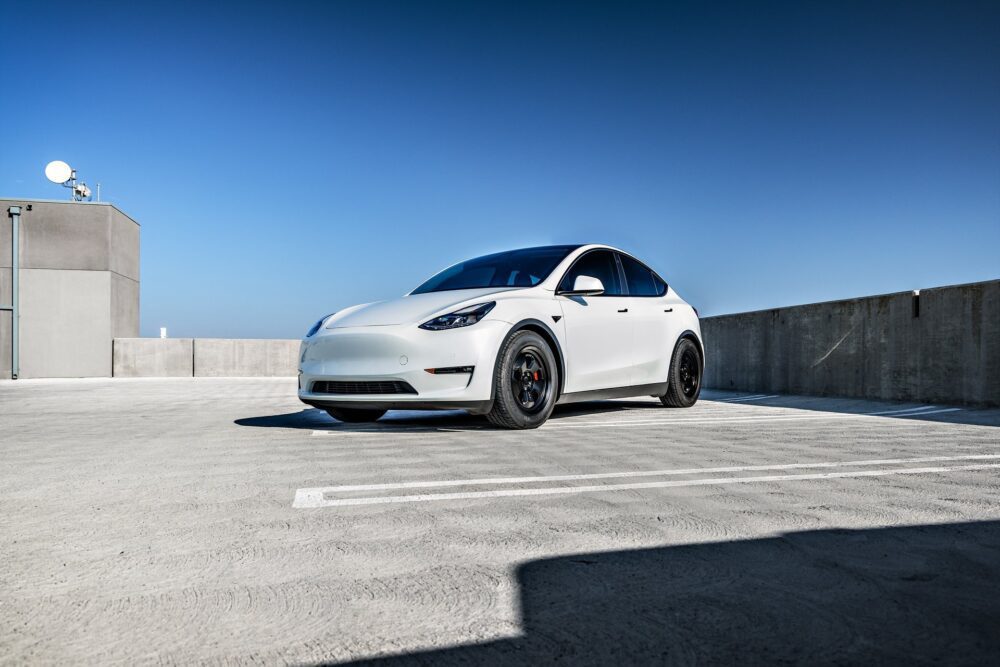 White Tesla Model Y – UP.FIT PD Forged Wheels in Satin Black