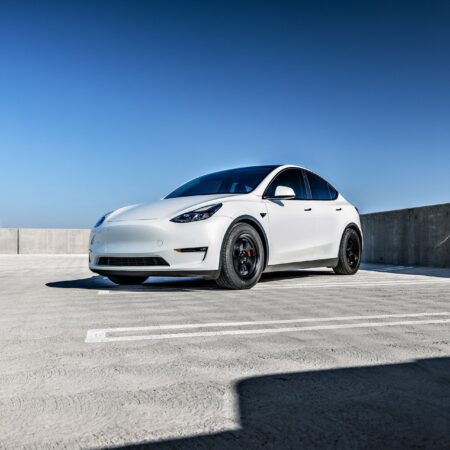 White Tesla Model Y – UP.FIT PD Forged Wheels in Satin Black
