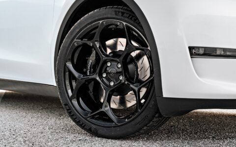 Tesla Model Y 21 inch gloss black UP-05 forged wheels big brake bit bbk unplugged performance 1920px image (10)