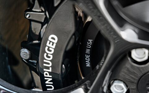 Tesla Model Y 21 inch gloss black UP-05 forged wheels big brake bit bbk unplugged performance 1920px image (8)