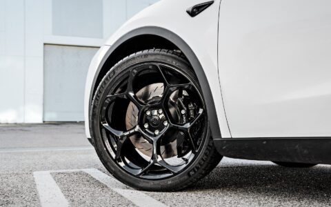 Tesla Model Y 21 inch gloss black UP-05 forged wheels big brake bit bbk unplugged performance 1920px image (9)