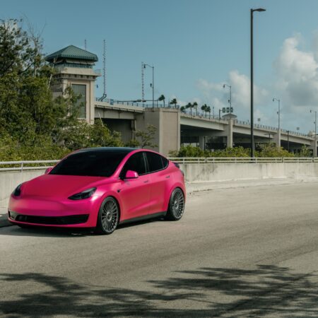Pink Tesla Model Y – Vossen HF-8 Wheels in Anthracite