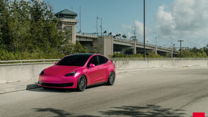 Pink Tesla Model Y – Vossen HF-8 Wheels in Anthracite