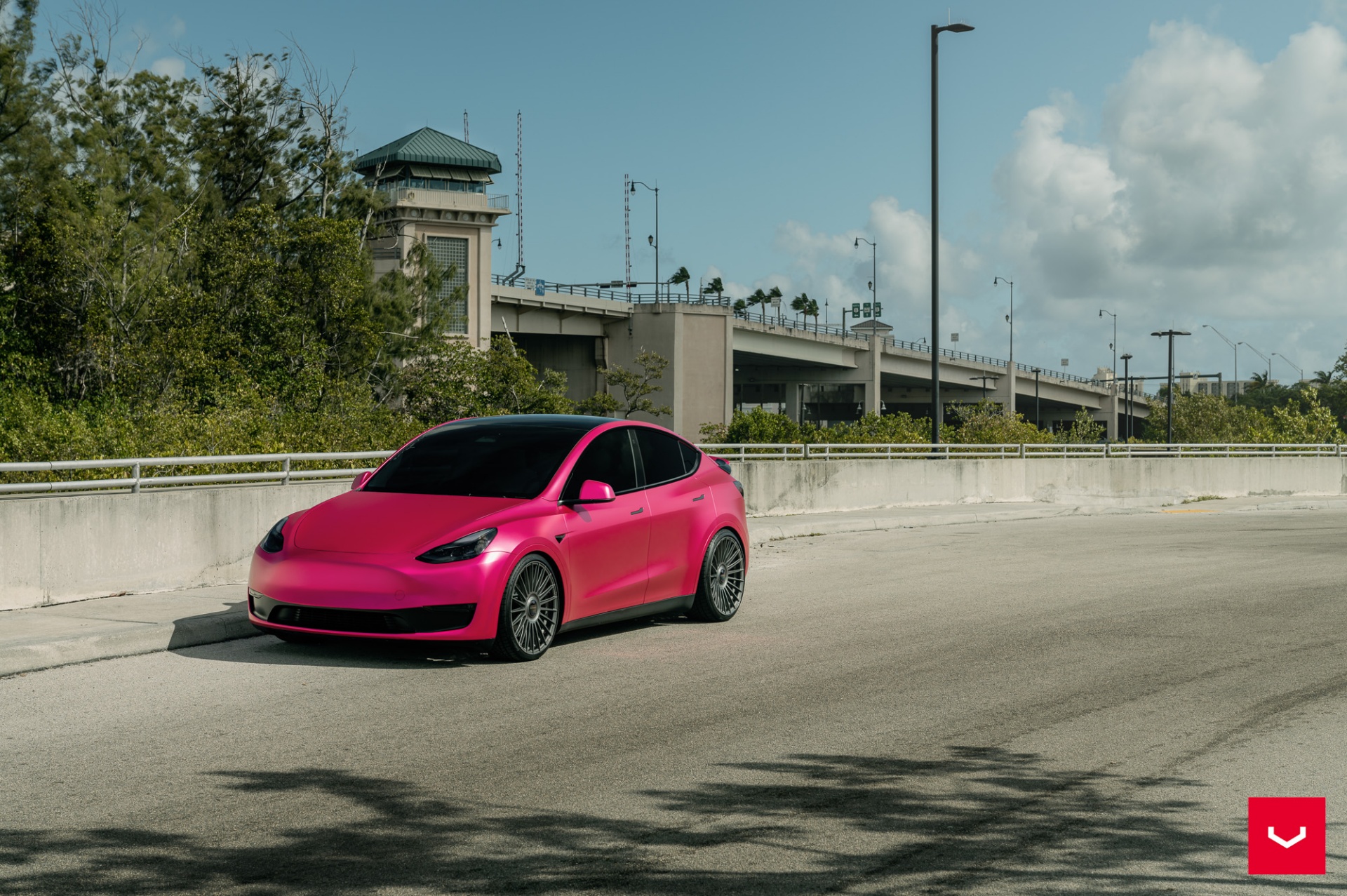 Pink Tesla Model Y – Vossen HF-8 Wheels in Anthracite