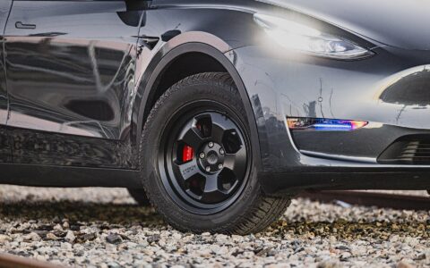 Lifted Gray Model Y on UP.FIT Forged PD Wheels in Satin Black
