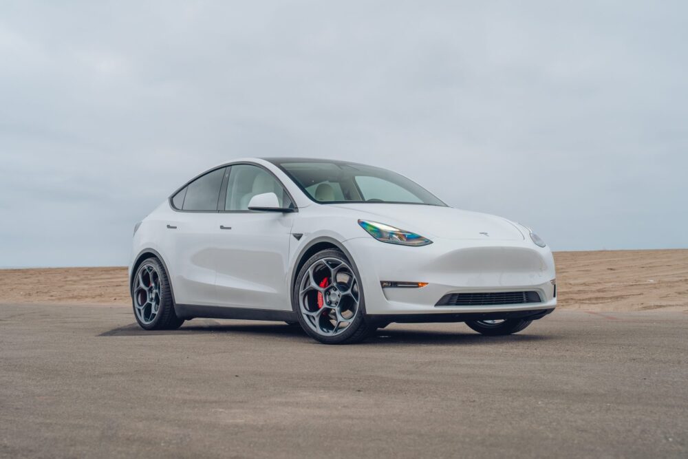 Pearl White Tesla Model Y – UP-05 Forged Wheels in Satin Titanium