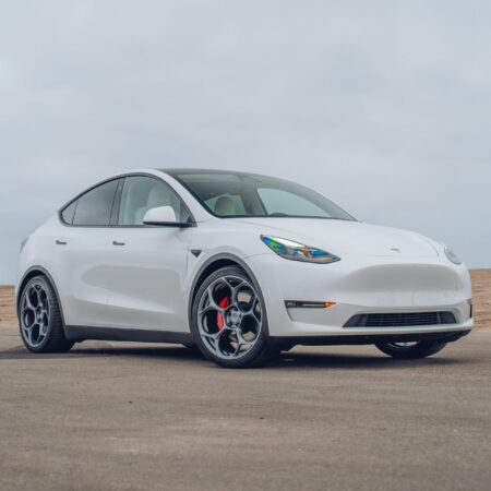 Pearl White Tesla Model Y – UP-05 Forged Wheels in Satin Titanium