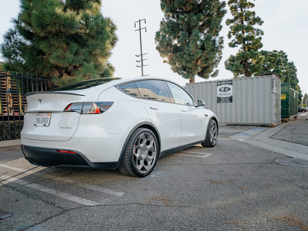 White Tesla Model Y – UP CYBRHEX Forged Wheels in Satin Titanium