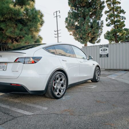 White Tesla Model Y – UP CYBRHEX Forged Wheels in Satin Titanium