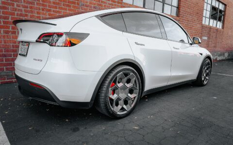 White Tesla Model Y - UP CYBRHX Wheels in Satin Titanium