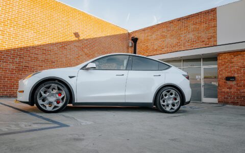 White Tesla Model Y - UP CYBRHX Wheels in Satin Titanium