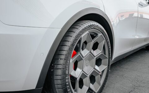 White Tesla Model Y - UP CYBRHX Wheels in Satin Titanium