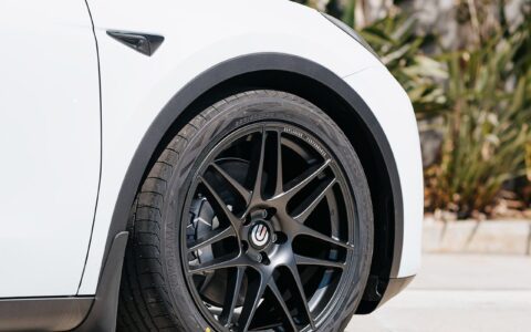 White Tesla Model Y - UP x BBS Flugplatz Wheels