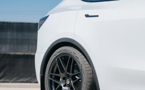White Tesla Model Y - UP x BBS Flugplatz Wheels