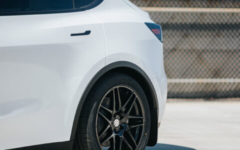 White Tesla Model Y - UP x BBS Flugplatz Wheels