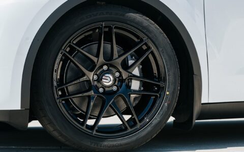 White Tesla Model Y - UP x BBS Flugplatz Wheels