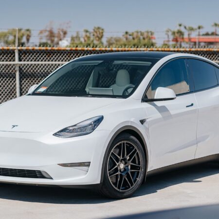 Pearl White Multi-Coat Tesla Model Y – UP x BBS Flugplatz Wheels