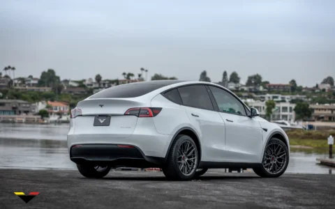 White Tesla Model Y - Vorsteiner VFF-107 Wheels in Carbon Graphite 24 White Tesla Model Y - Vorsteiner VFF-107 Wheels in Gunmetal