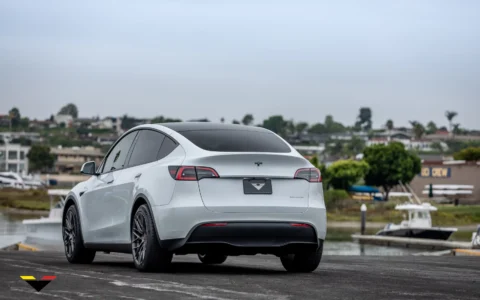 White Tesla Model Y - Vorsteiner VFF-107 Wheels in Carbon Graphite 15 White Tesla Model Y - Vorsteiner VFF-107 Wheels in Gunmetal