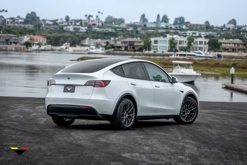 White Tesla Model Y – Vorsteiner VFF-107 Wheels in Carbon Graphite