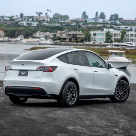 White Tesla Model Y – Vorsteiner VFF-107 Wheels in Carbon Graphite