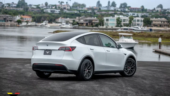 White Tesla Model Y – Vorsteiner VFF-107 Wheels in Carbon Graphite