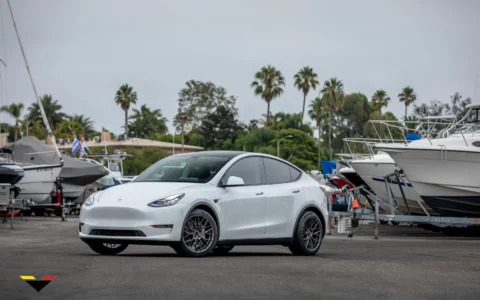 White Tesla Model Y - Vorsteiner VFF-107 Wheels in Carbon Graphite 7 White Tesla Model Y - Vorsteiner VFF-107 Wheels in Gunmetal