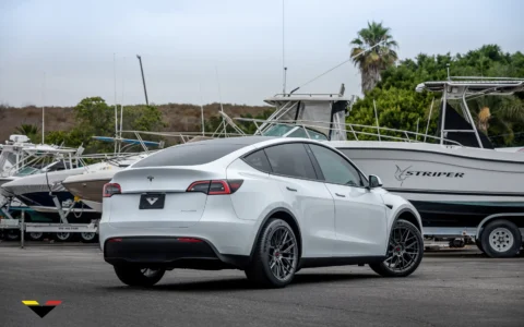 White Tesla Model Y - Vorsteiner VFF-107 Wheels in Carbon Graphite 6 White Tesla Model Y - Vorsteiner VFF-107 Wheels in Gunmetal