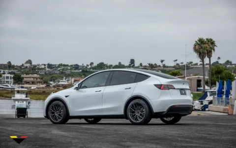 White Tesla Model Y - Vorsteiner VFF-107 Wheels in Carbon Graphite 5 White Tesla Model Y - Vorsteiner VFF-107 Wheels in Gunmetal
