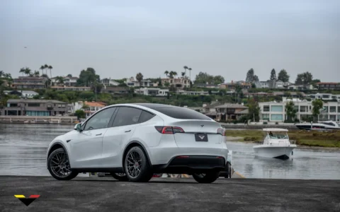 White Tesla Model Y - Vorsteiner VFF-107 Wheels in Carbon Graphite 3 White Tesla Model Y - Vorsteiner VFF-107 Wheels in Gunmetal