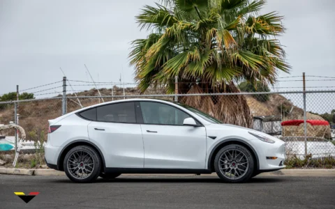 White Tesla Model Y - Vorsteiner VFF-107 Wheels in Carbon Graphite 1 White Tesla Model Y - Vorsteiner VFF-107 Wheels in Gunmetal