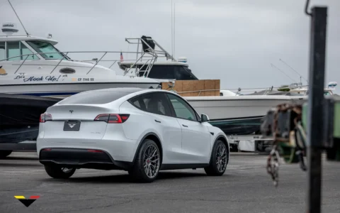 White Tesla Model Y - Vorsteiner VFF-107 Wheels in Carbon Graphite 22 White Tesla Model Y - Vorsteiner VFF-107 Wheels in Gunmetal
