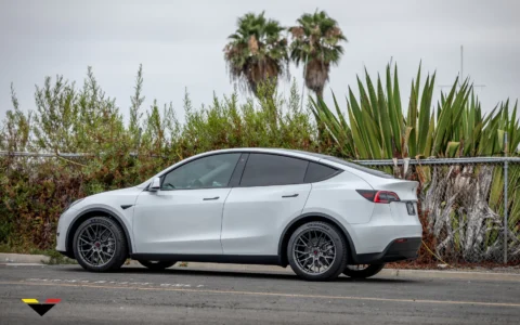 White Tesla Model Y - Vorsteiner VFF-107 Wheels in Carbon Graphite 21 White Tesla Model Y - Vorsteiner VFF-107 Wheels in Gunmetal