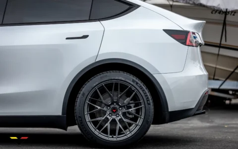 White Tesla Model Y - Vorsteiner VFF-107 Wheels in Carbon Graphite 20 White Tesla Model Y - Vorsteiner VFF-107 Wheels in Gunmetal