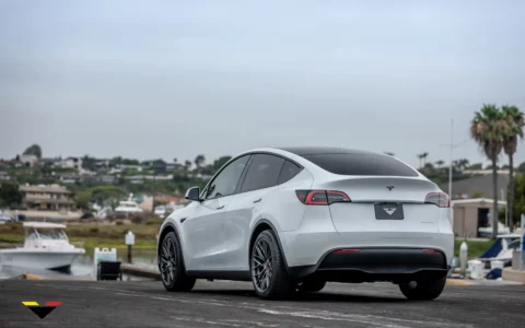 White Tesla Model Y - Vorsteiner VFF-107 Wheels in Carbon Graphite 19 White Tesla Model Y - Vorsteiner VFF-107 Wheels in Gunmetal