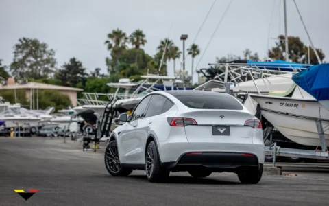White Tesla Model Y - Vorsteiner VFF-107 Wheels in Carbon Graphite 18 White Tesla Model Y - Vorsteiner VFF-107 Wheels in Gunmetal