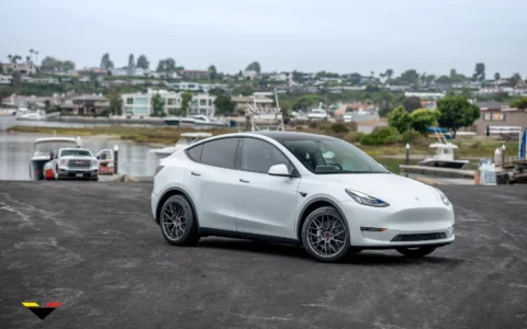 White Tesla Model Y - Vorsteiner VFF-107 Wheels in Carbon Graphite 17 White Tesla Model Y - Vorsteiner VFF-107 Wheels in Gunmetal