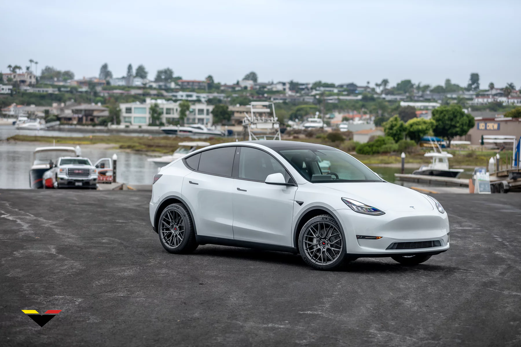White Tesla Model Y – Vorsteiner VFF-107 Wheels in Carbon Graphite
