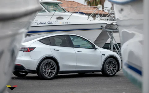 White Tesla Model Y - Vorsteiner VFF-107 Wheels in Carbon Graphite 16 White Tesla Model Y - Vorsteiner VFF-107 Wheels in Gunmetal